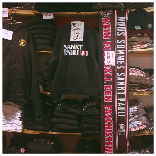 Schwarzer Pulli mit dem Black Flag-Logo