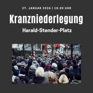 „Foto einer Menschenmenge bei einer Gedenkveranstaltung im Freien. Im Vordergrund stehen viele Teilnehmende, im Hintergrund eine Wand mit Wandmalerei. Darüber Text: ‚27. Januar 2026 | 18.00 Uhr – Kranzniederlegung – Harald-Stender-Platz‘.“