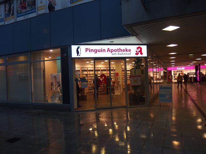 Die Pinguin-Apotheke am Leverkusener Bahnhof