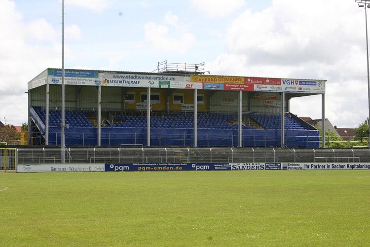 Die Tribüne des Emdena Stadions